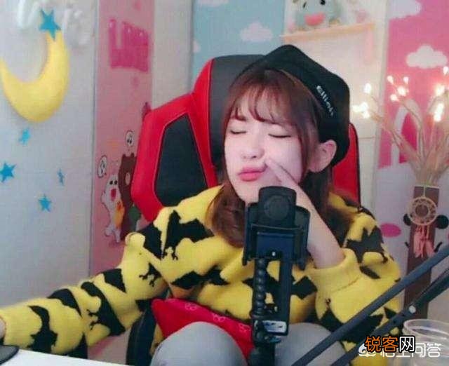 LOL女解说周淑怡昔日生活照流出,网友表示“这个很社会”,你怎么看？