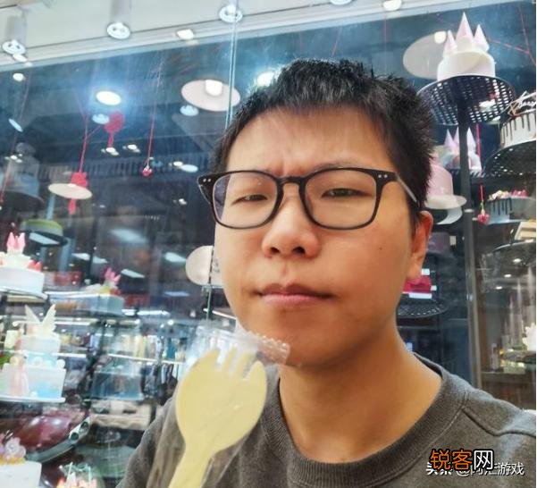 LOL余小C电脑中藏周淑怡写真,“本尊前来问罪,C皇直言我一朋友弄的”,你怎么看?