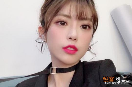 LOL周淑怡直播涂身体乳,惨遭超管警告,娃娃调侃:难怪她直播做得好,如何评价此事?