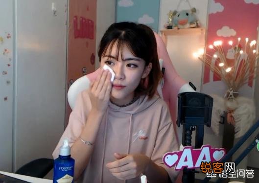 LOL解说周淑怡直播卸妆,关掉美颜后颜值下降,网友评价：更真实了,你怎么看？
