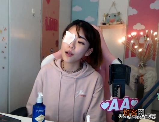 LOL解说周淑怡直播卸妆,关掉美颜后颜值下降,网友评价：更真实了,你怎么看？