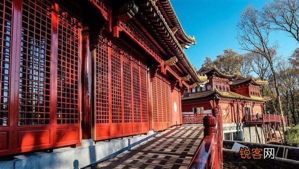 金星压芒角,银汉转波澜是什么意思?