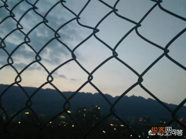 你曾经在写过什么句子时突然感动了自己？