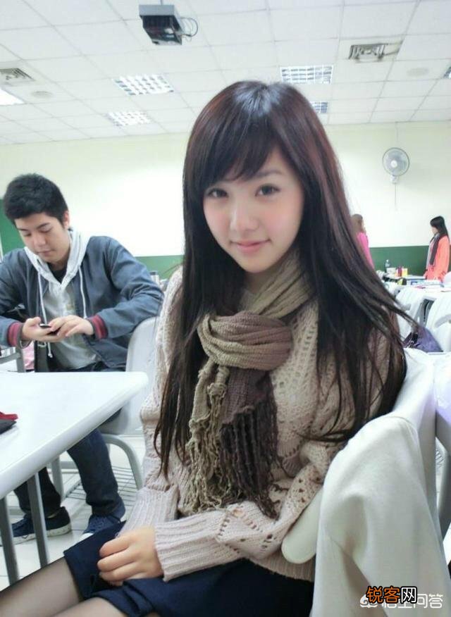 我已经有女朋友了,可是我今年换了个工作,女同事也喜欢上我了,有点心动怎么办?