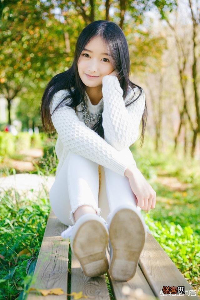 我已经有女朋友了,可是我今年换了个工作,女同事也喜欢上我了,有点心动怎么办?