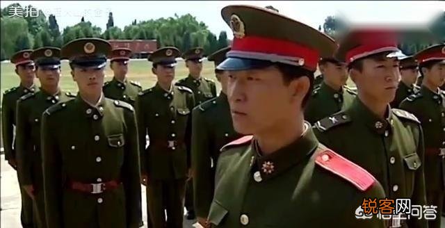 《士兵突击》里的马小帅为什么戴着红色肩章？