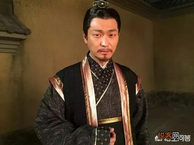 《士兵突击》里的马小帅为什么戴着红色肩章？