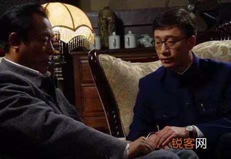 在《潜伏》里,为什么李涯一直斗不过余则成?