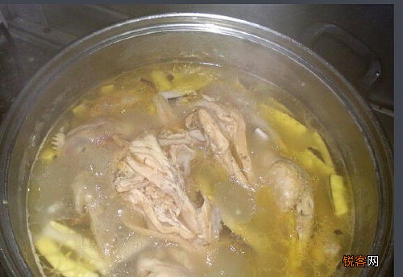 椰子煲鸡有什么功效与作用 椰子煲鸡什么人不能喝