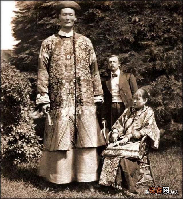 清朝第一“巨人”詹世钗,身高3.19米娶英国妻子,如今子女现状如何？