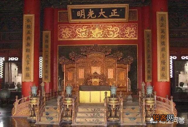 《雍正王朝》中,康熙既然已经决定把皇位传给雍正,为什么不提前把十三阿哥放出来？