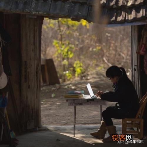 余秀华女士是一位文艺诗人吗？怎么样？