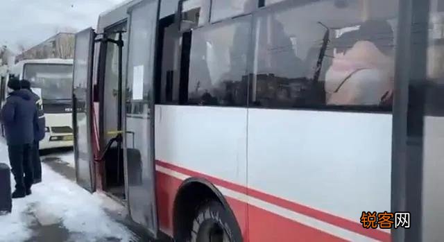 震惊！俄军出动装甲列车,难道乌克兰游击队开始拔铁轨了？