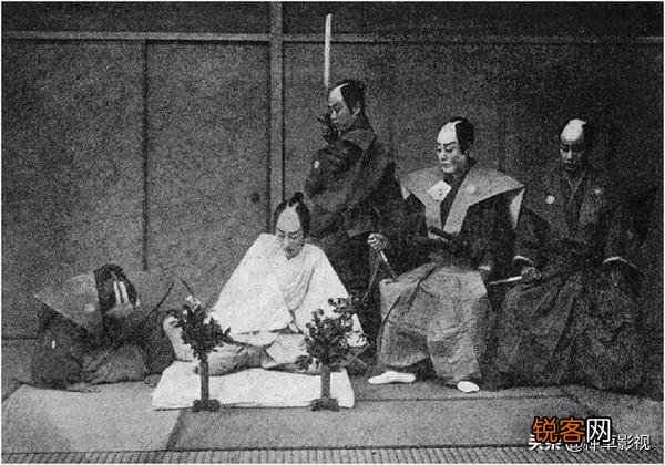 《老酒馆》里陈怀海跟黑木比武,最后返回来准备杀黑木,黑木却自杀了,为啥?