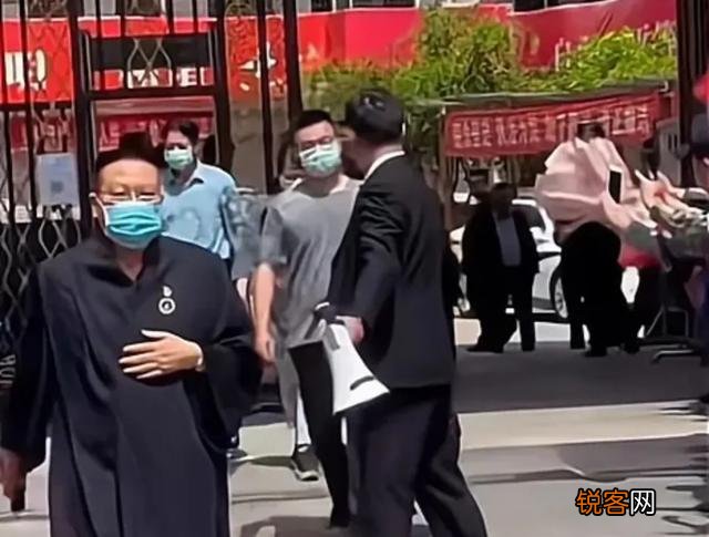 杜新枝对于郭威起诉她为何不吃惊,难道她真的有把柄在郭威手中？