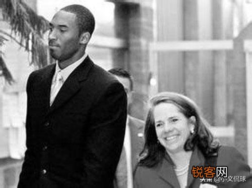 科比当年肘击球迷致其死亡,打七年官司赔偿巨款,这是怎么回事?