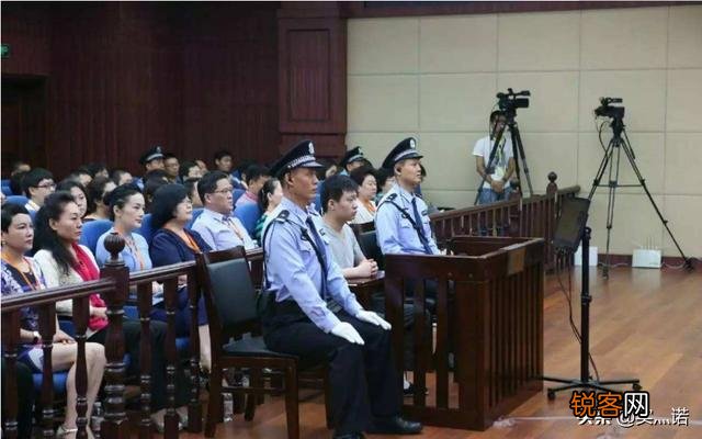 还记得当年的于欢吗？那个为了生母不被讨债的侮辱失手将那个恶魔捅死的于欢怎么判刑的？