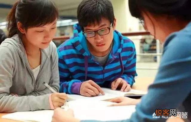 “万荣物理老师打点滴为学生上课”短视频引发关注, 你怎么看?