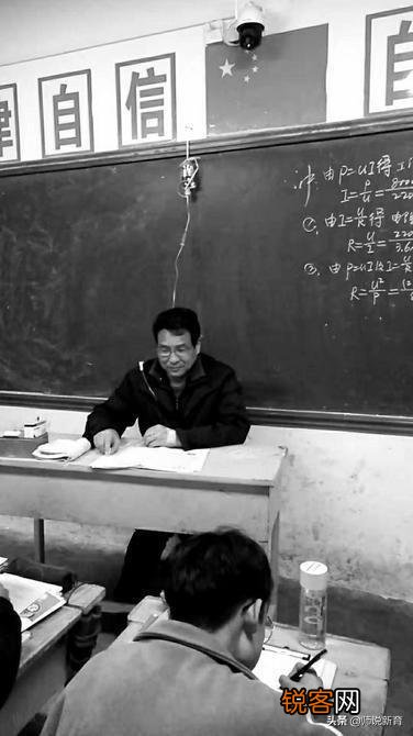 “万荣物理老师打点滴为学生上课”短视频引发关注, 你怎么看?