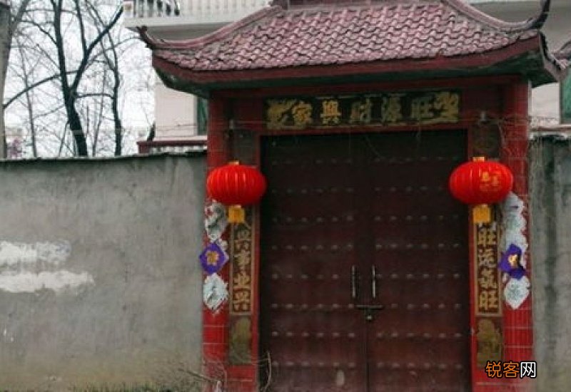 贴对联能高过大门吗