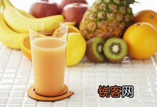 如何清洗水果汁？水果汁弄身上了怎么洗