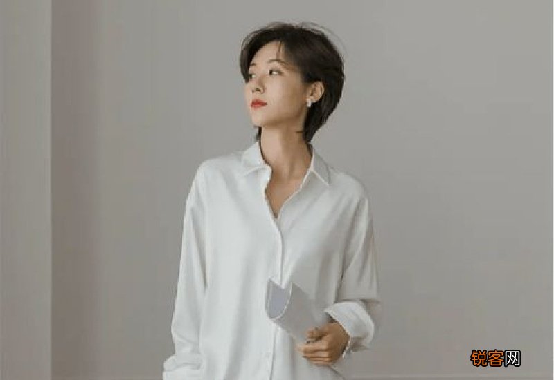 女人到了中年，别把衬衣穿错了！学会四个“要点”让你美到骨子里
