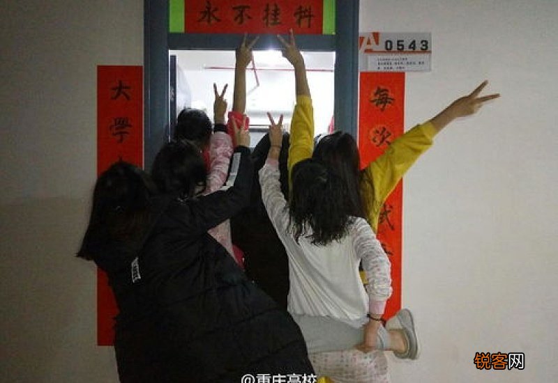 贴对联女的可以贴吗