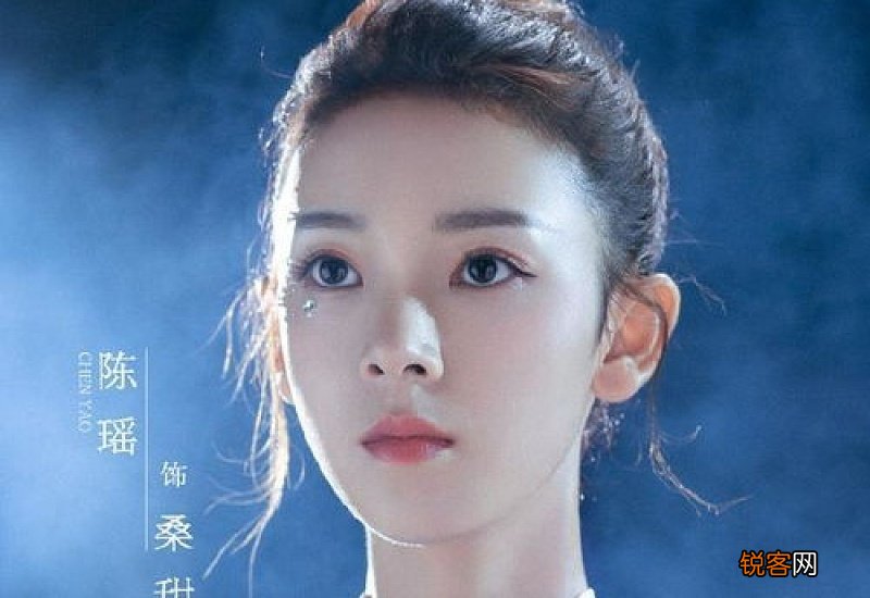 穿盔甲的少女马教练扮演者