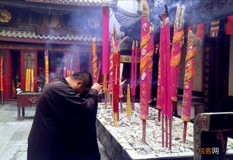 上香时先许愿还是先插香