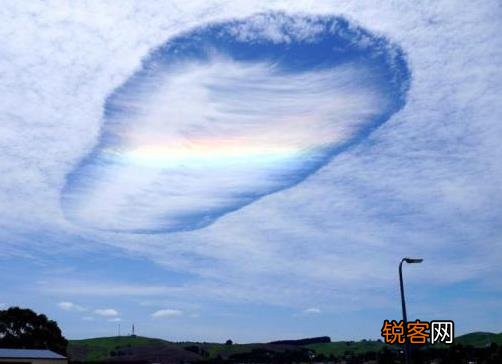 澳大利亚天空现“彩虹云洞”奇观 似神秘通道