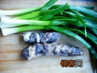青蒜炒腊肠的做法