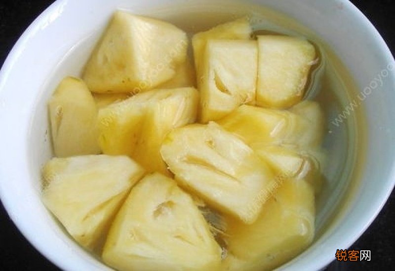 菠萝用冷水还是热水泡