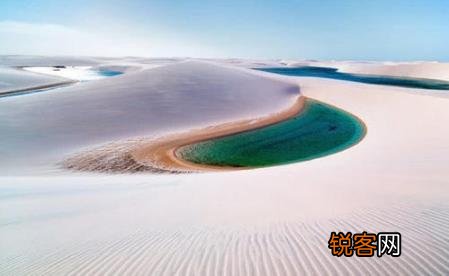 全球最美假沙漠海岸奇观 百里沙漠里能游泳