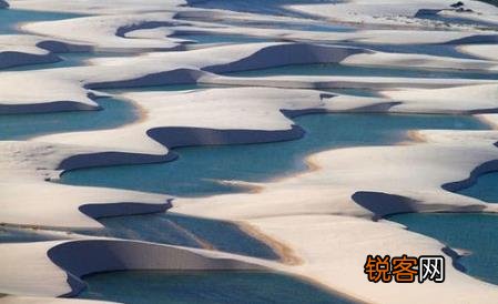 全球最美假沙漠海岸奇观 百里沙漠里能游泳