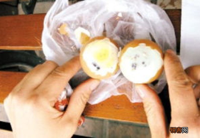 鸡蛋中间为什么有点黑