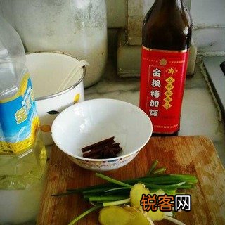 红烧牛腩土豆的做法
