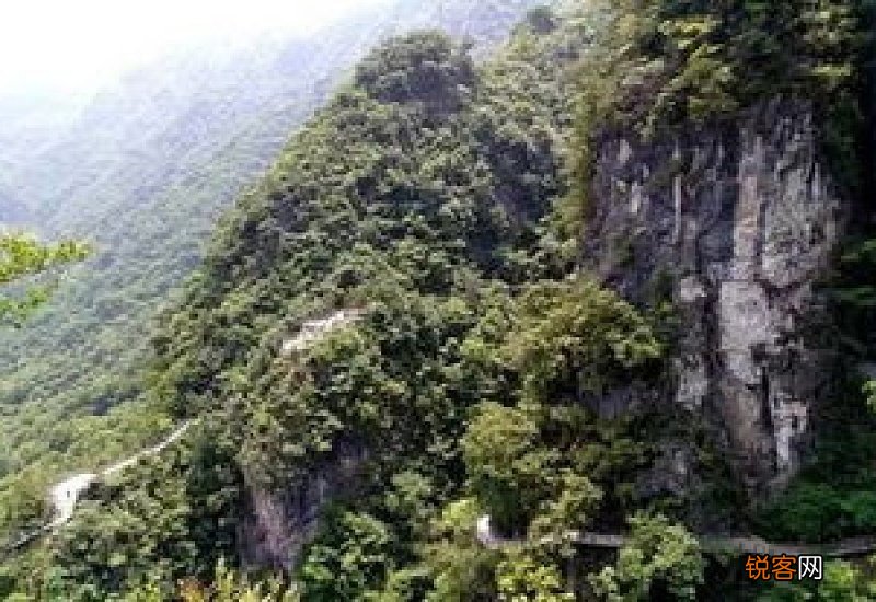 峰峦雄伟造句