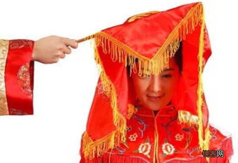 传统婚礼中新郎用什么挑起新娘的盖头?