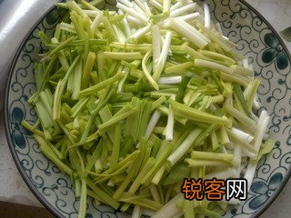 蒜薹炒鸡脯肉的做法