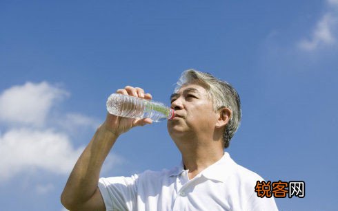 凉开水是老年人的最佳饮料