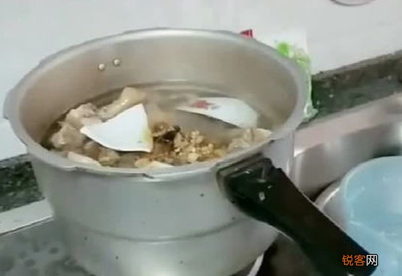 为什么炖汤在锅里放碗