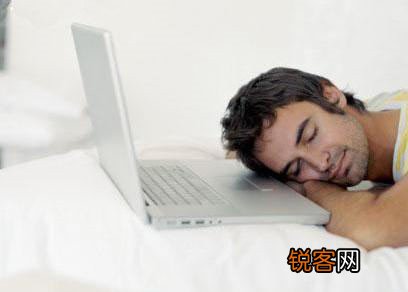 白领电脑前午睡小心辐射斑