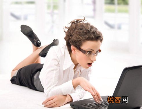 白领电脑前午睡小心辐射斑