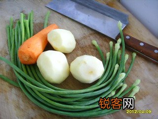 土豆条炒蒜苔的做法