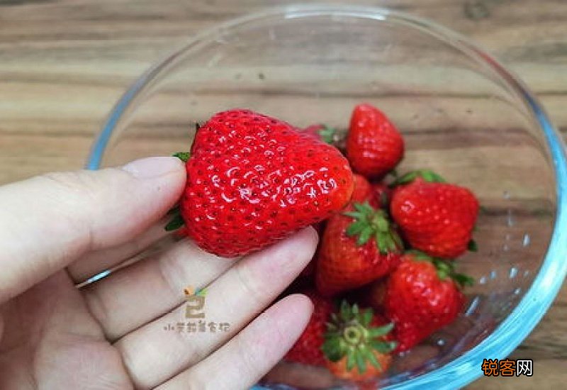 草莓用小苏打洗还是盐