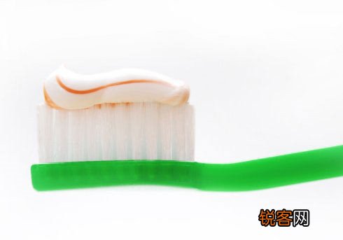 五种牙膏的错误用法会伤健康
