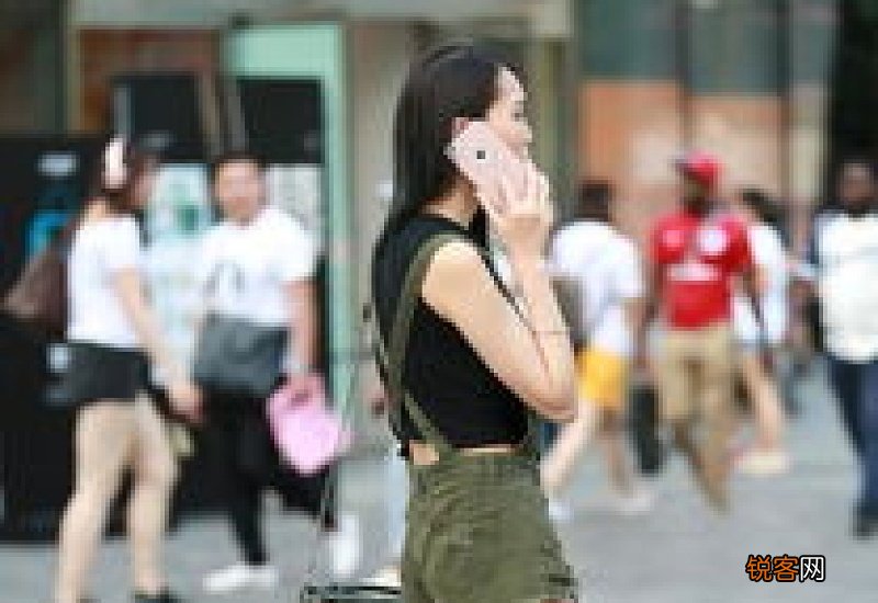 黑色背带裤如何搭配衣服? 黑色背带裤如何搭配衣服女