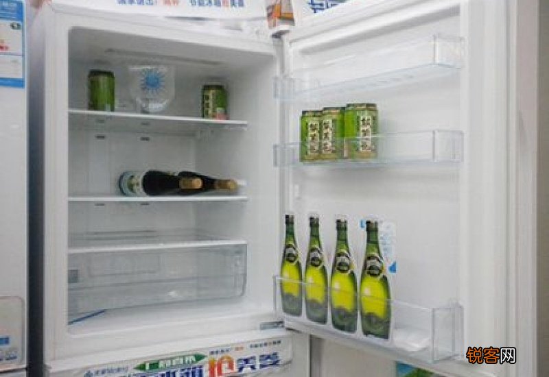 无霜冰箱底部有水流出正常吗 无霜冰箱底部有水流出
