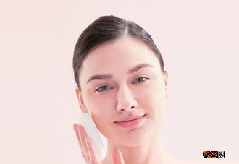 脸上化妆卡粉起皮怎么办 脸上化妆卡粉起皮是什么原因