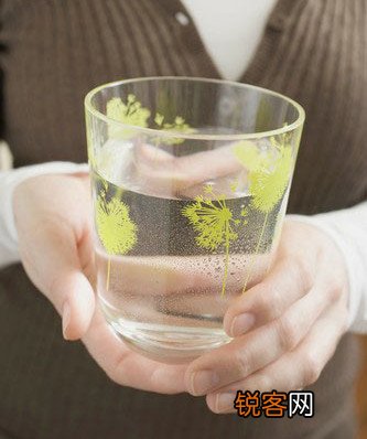 早上空腹喝盐水是否好